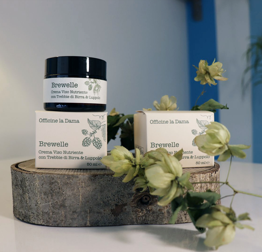 Crema viso Brewelle con estratti di malti e luppolo, Officine la Dama. Cosmetici naturali su legno rustico.