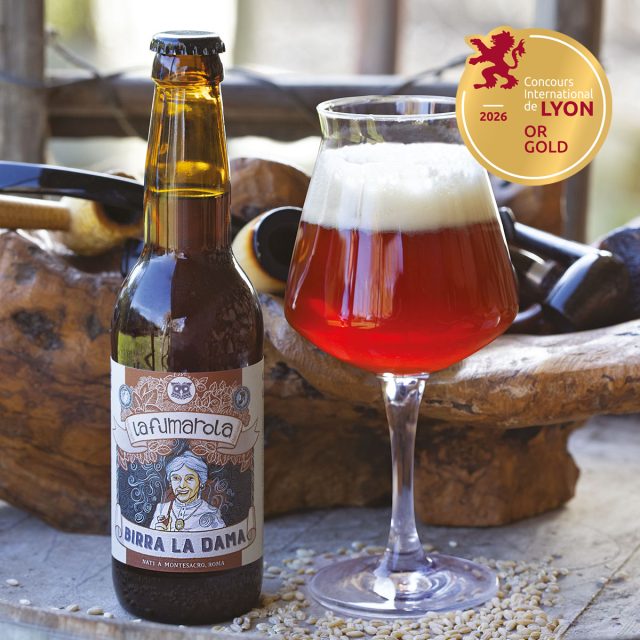 Birra La Fumarola di Birra La Dama nel calice con pipe di legno e medaglia d'oro Lyon 2026.