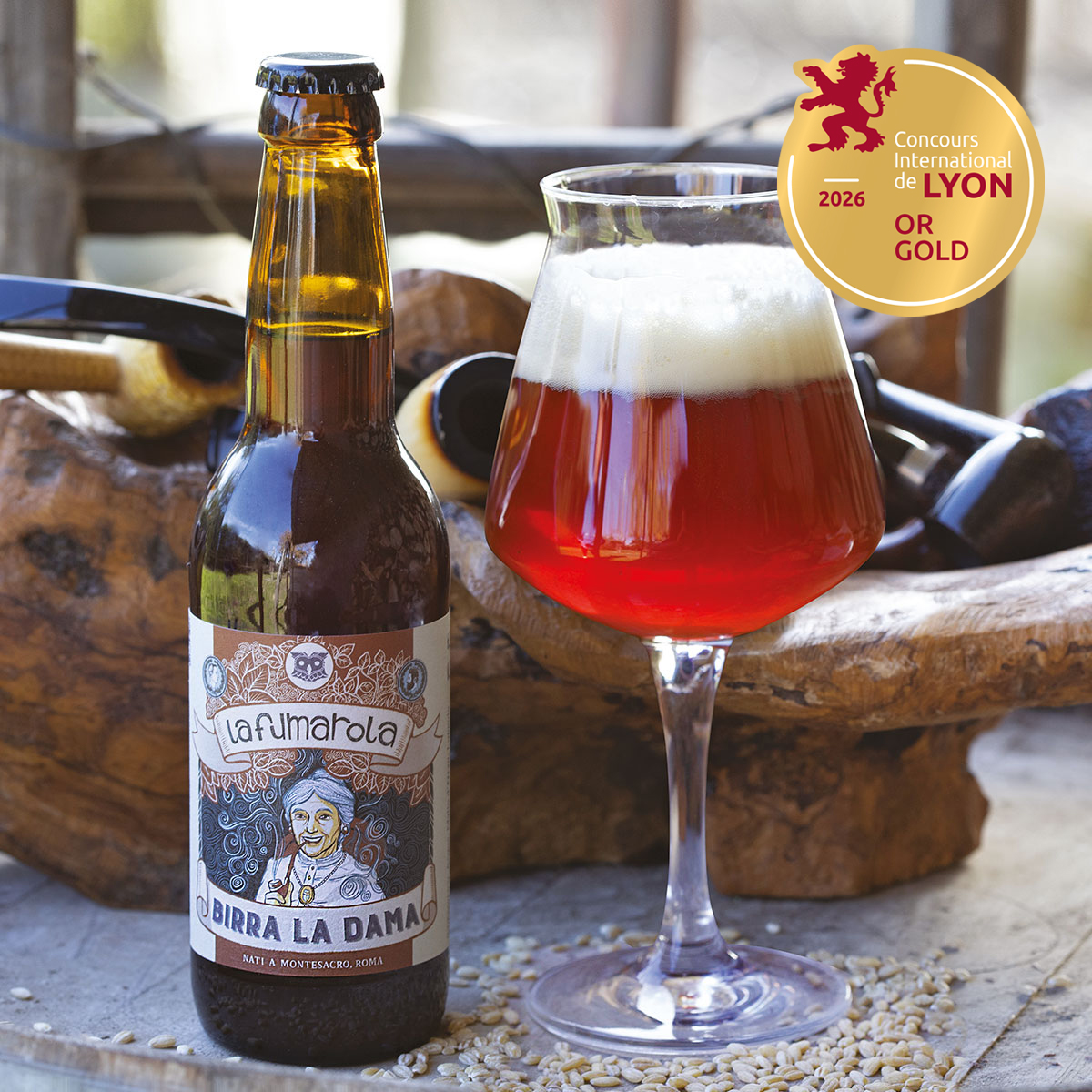 Birra La Fumarola di Birra La Dama nel calice con pipe di legno e medaglia d'oro Lyon 2026.