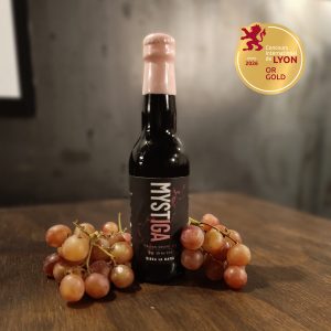 Birra Mystiga Italian Grape Ale di Birra La Dama con uva fresca, tappo rosa e medaglia d'oro Lyon 2026.