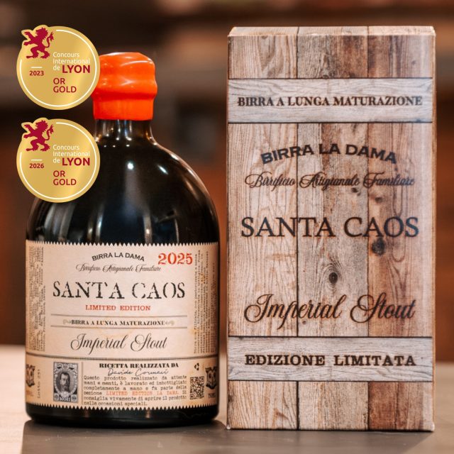 Bottiglia di birra Imperial Stout Santa Caos di Birra La Dama in edizione limitata 2025 con confezione in legno e premi.